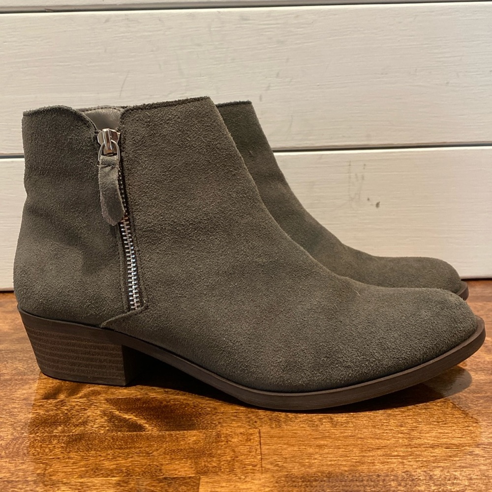 Kensie Size 10M women’s booties in suede gray